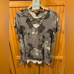 Rock & Republic Black and Gray Floral Short Sleeve Top